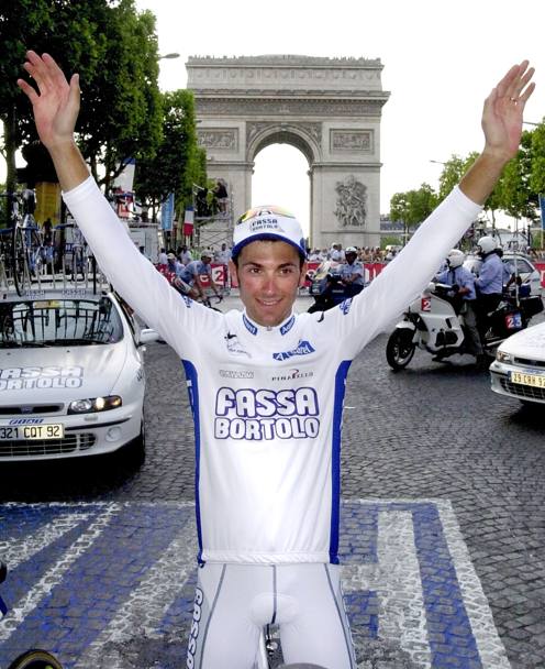 La gioia di fronte all&#39;Arc de Triomphe di Parigi per la vittoria della maglia bianca. Ap
